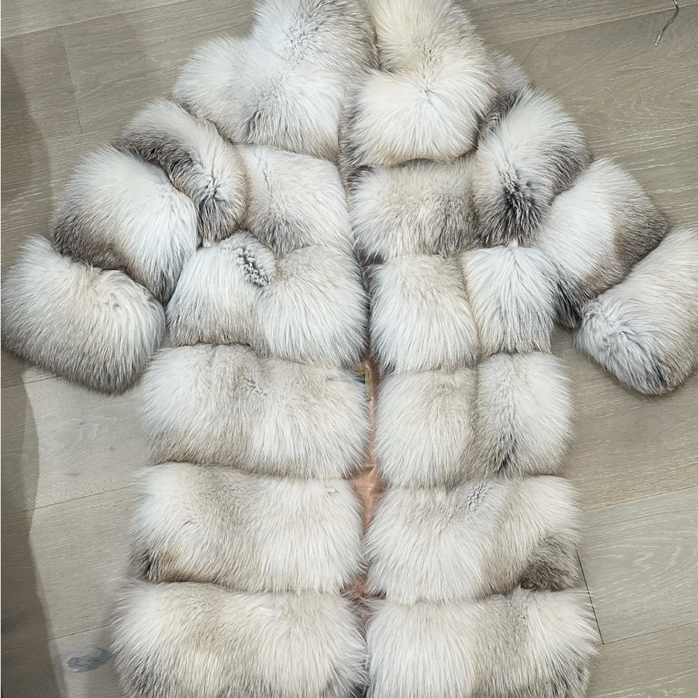 Real fur coat , made in Italy . 🇮🇹 in good condition .